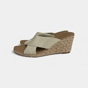 Tommy Bahama Cream and Brown Espadrille Sandals size 9